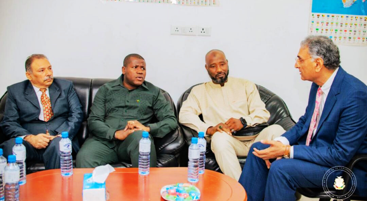 Deux diplomates se serrant la main